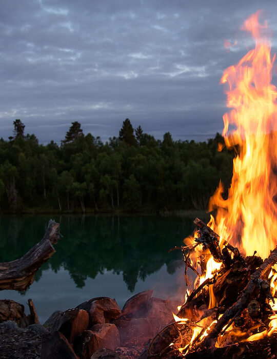 Campfire-in-a-warm-summer-night