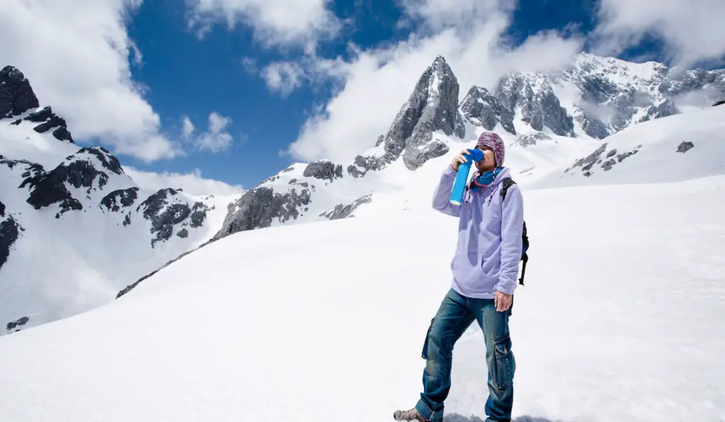 Climber breathing with mini portable oxygen cylinder to treat High Altitude Sickness 