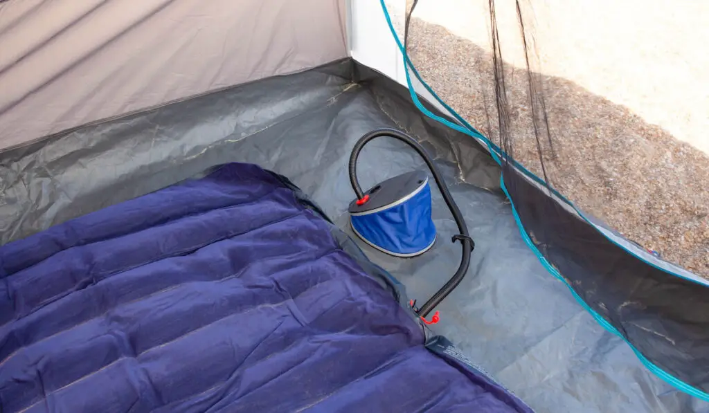 Pump for inflating a mattress in a tent outdoors 